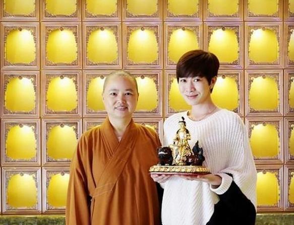 佘诗曼|收入过亿却一心求嫁？佘诗曼低调前往寺庙，短发素颜拜佛诚意十足