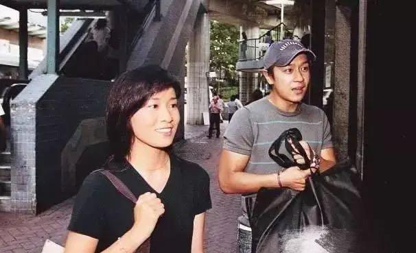 佘诗曼|收入过亿却一心求嫁？佘诗曼低调前往寺庙，短发素颜拜佛诚意十足