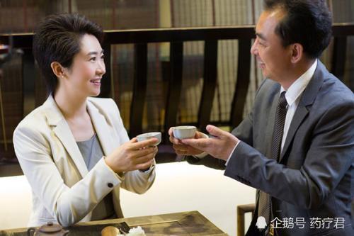 喝茶|长期喝茶会骨质疏松，别被骗了，常喝茶还能预防肾结石！