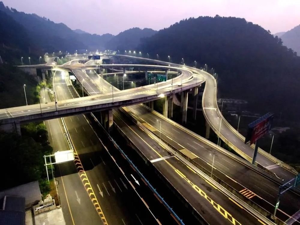 七冲立交桥,隐藏在云岩区圣泉山中,因原址曾经是一个村子七冲村而得名