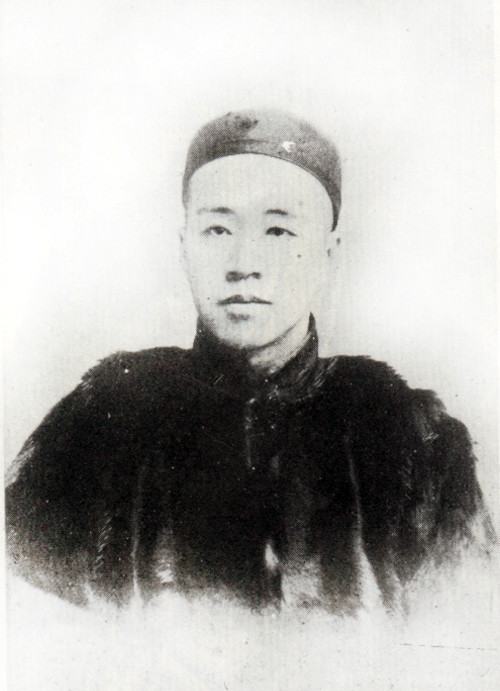 周作民幼年因为其父亲是举人的缘故,颇有一些才学所以开馆教学为生