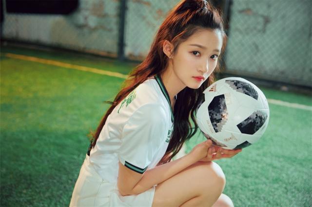 有一种大长腿叫关晓彤足球宝贝照一出网友是心动啊
