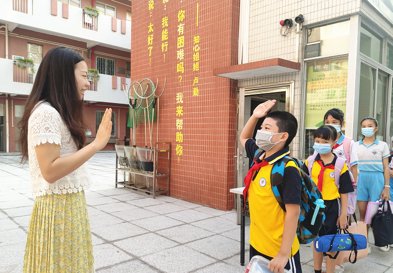 芦塘小学放礼花欢迎同学回归桃园小学老师带领同学穿过七彩门兴贤小学