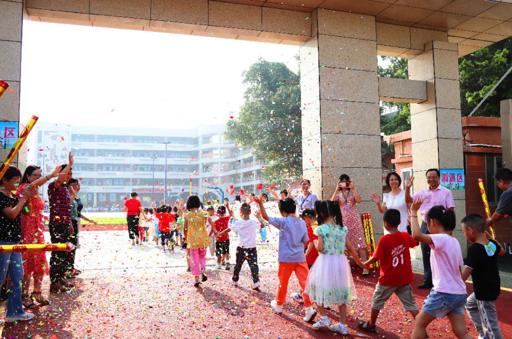 芦塘小学放礼花欢迎同学回归桃园小学老师带领同学穿过七彩门兴贤小学