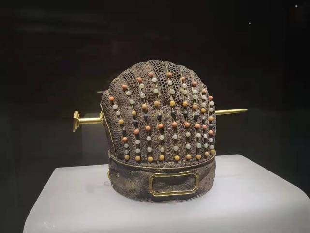 九缝皮弁如果说到山东省博物馆哪个帽子最特色的话,那么一定非镇馆之