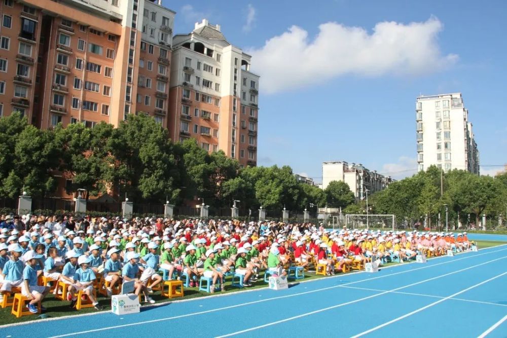 精心设计 迎接孩子们 ▲曹杨附校:九月一日迎开学,全体学生喜笑颜.