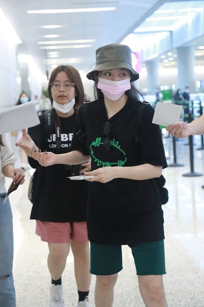 张靓颖|张靓颖恋情公开后现身，陈秋莳全程护驾男友力爆棚，一定要幸福