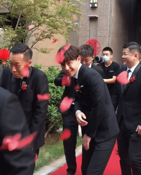 "石家庄十一子"冲上热搜!邓伦当伴郎又火了,但更让我们感动的却是