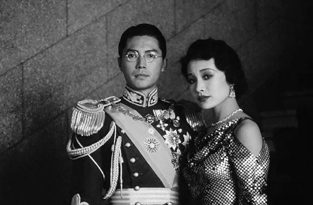 张国荣|无法重拍的瞬间：吸烟的张国荣，持枪的邓丽君，图9巩俐与莫言罕见同框