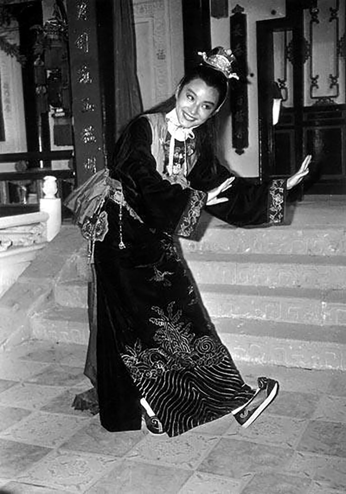 张国荣|无法重拍的瞬间：吸烟的张国荣，持枪的邓丽君，图9巩俐与莫言罕见同框