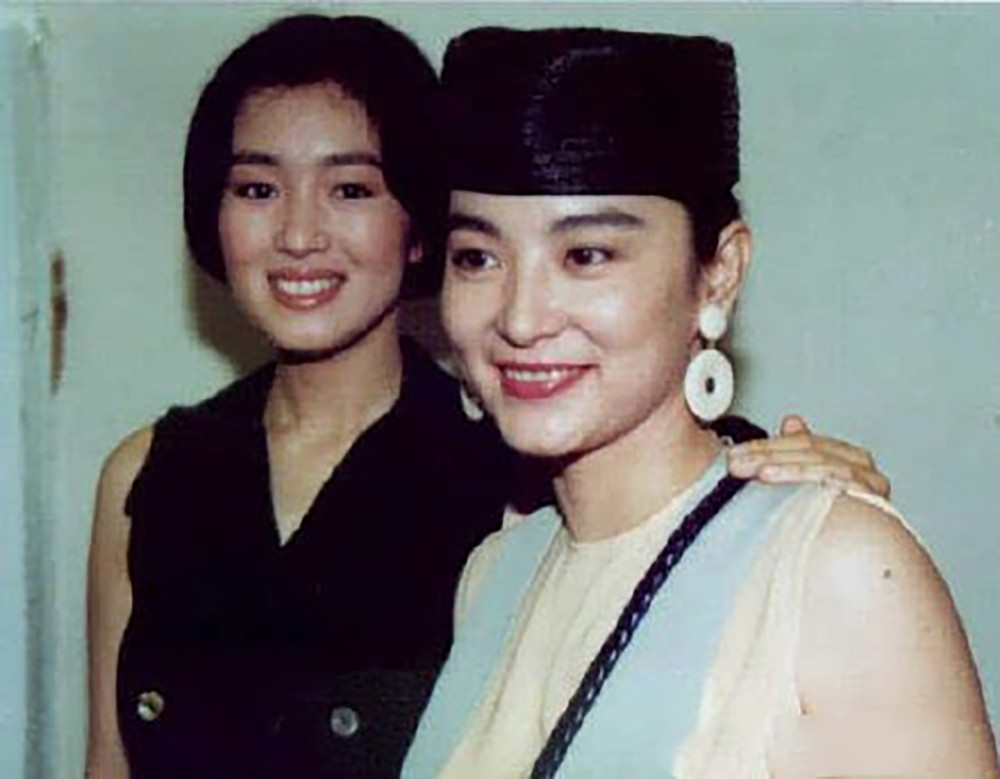 张国荣|无法重拍的瞬间：吸烟的张国荣，持枪的邓丽君，图9巩俐与莫言罕见同框