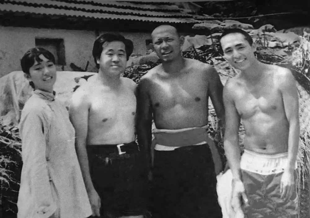 张国荣|无法重拍的瞬间：吸烟的张国荣，持枪的邓丽君，图9巩俐与莫言罕见同框