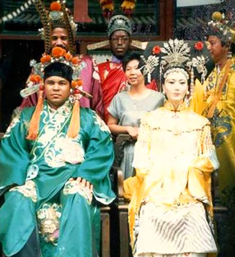 张国荣|无法重拍的瞬间：吸烟的张国荣，持枪的邓丽君，图9巩俐与莫言罕见同框