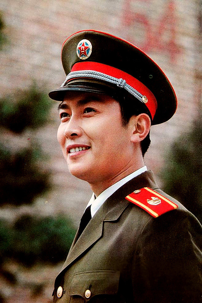 张国荣|无法重拍的瞬间：吸烟的张国荣，持枪的邓丽君，图9巩俐与莫言罕见同框