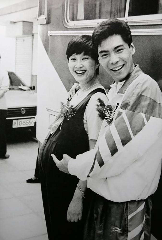 张国荣|无法重拍的瞬间：吸烟的张国荣，持枪的邓丽君，图9巩俐与莫言罕见同框