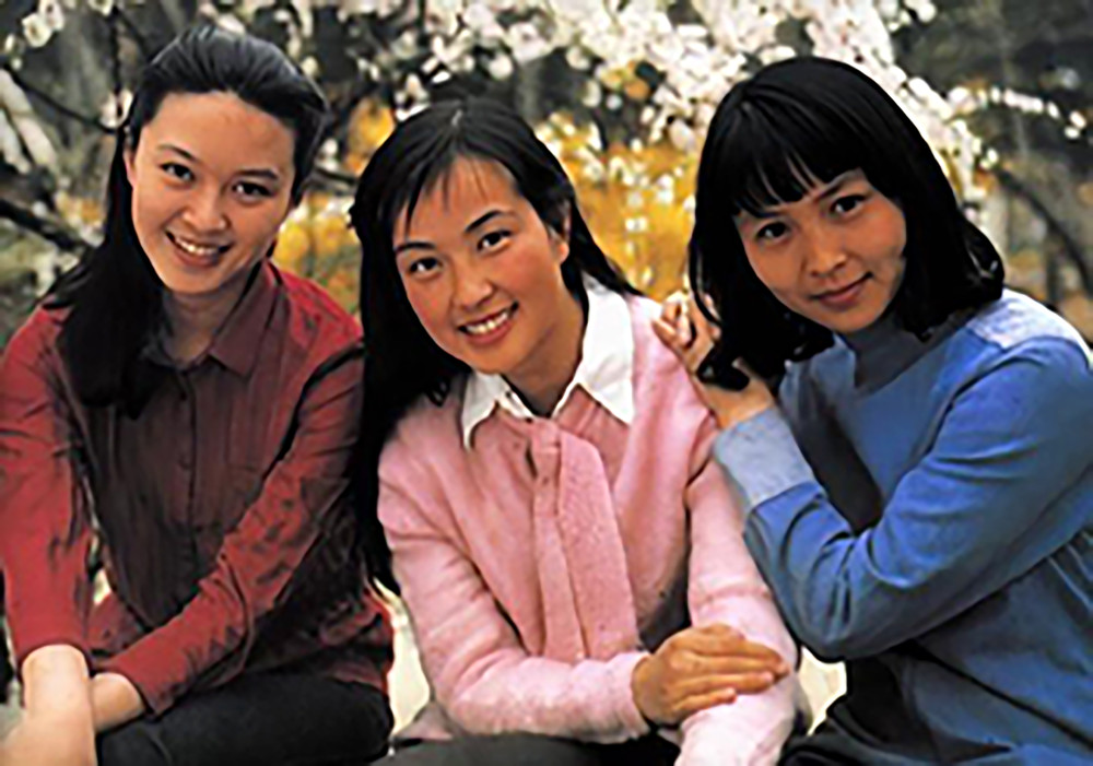 张国荣|无法重拍的瞬间：吸烟的张国荣，持枪的邓丽君，图9巩俐与莫言罕见同框