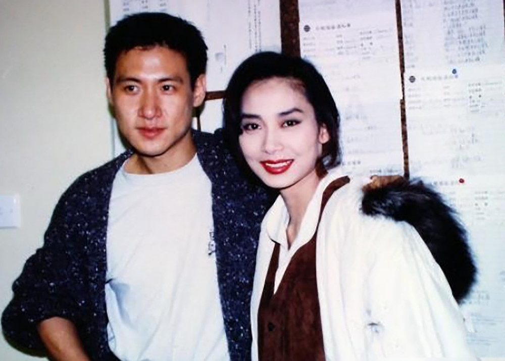 张国荣|无法重拍的瞬间：吸烟的张国荣，持枪的邓丽君，图9巩俐与莫言罕见同框