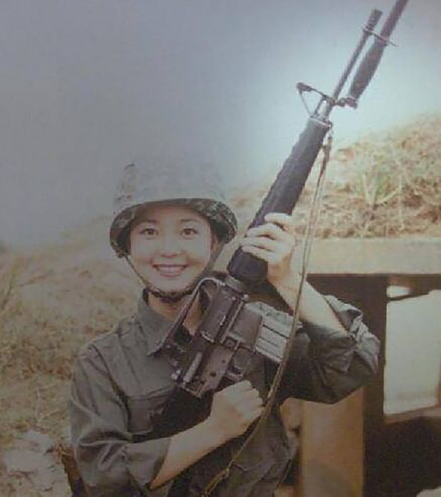 张国荣|无法重拍的瞬间：吸烟的张国荣，持枪的邓丽君，图9巩俐与莫言罕见同框