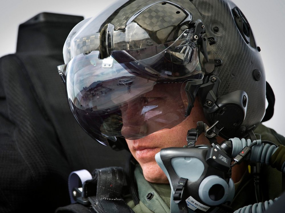 歼20飞行员头盔像苍蝇眼神就能击落敌机