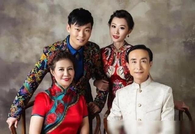 巩汉林|63岁巩汉林晒全家福，与儿媳妇合照引争议，儿媳妇手位置有错？