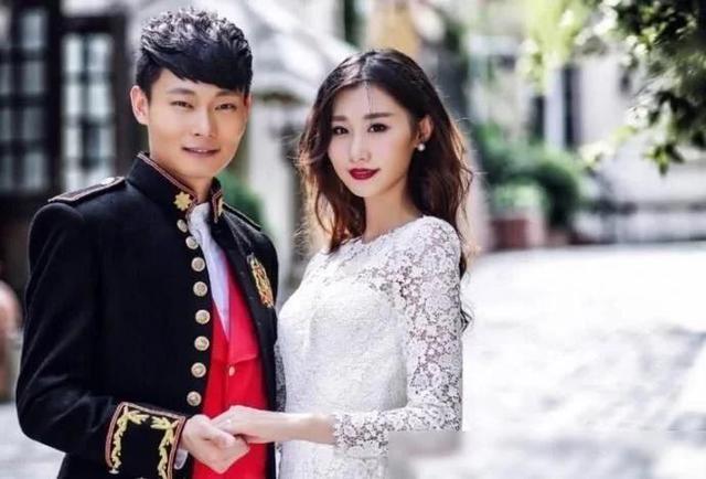 巩汉林|63岁巩汉林晒全家福，与儿媳妇合照引争议，儿媳妇手位置有错？