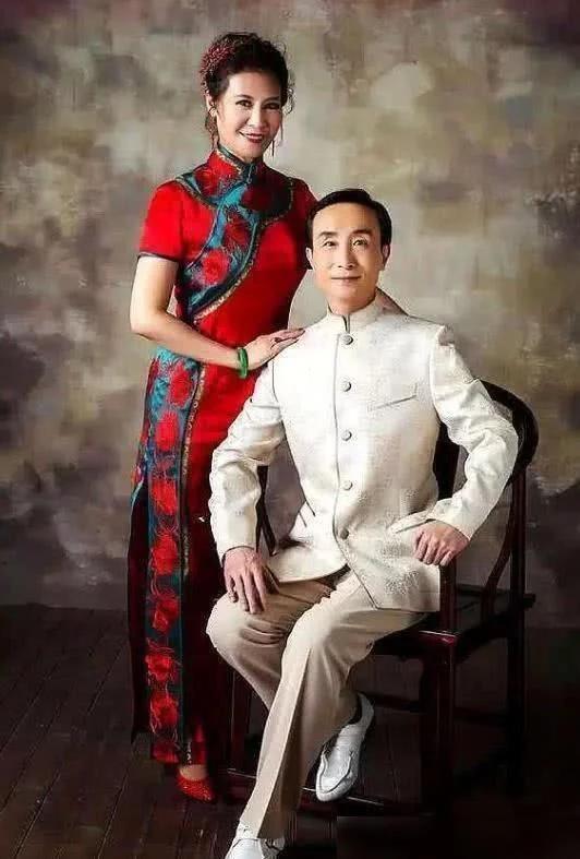 巩汉林|63岁巩汉林晒全家福，与儿媳妇合照引争议，儿媳妇手位置有错？