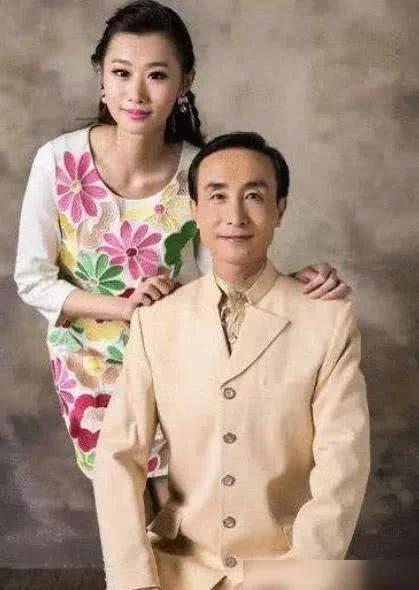 巩汉林|63岁巩汉林晒全家福，与儿媳妇合照引争议，儿媳妇手位置有错？