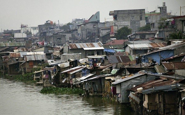 位于马尼拉的贫民窟规模庞大的人口固然为菲律宾提供了充足的劳动力