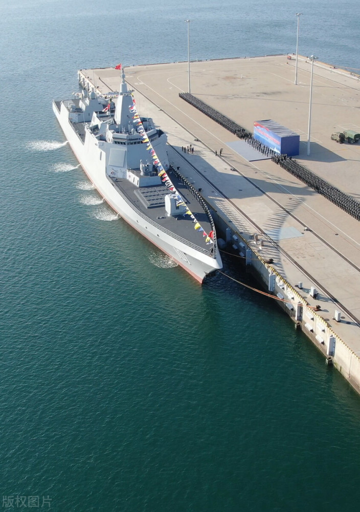 中国第八艘055型驱逐舰下水美媒堪比美海军主力应该叫巡洋舰