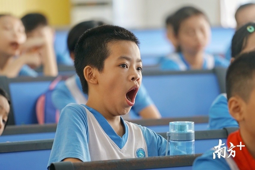 开学第一天,还没马上适应上课的学生打了个哈欠.梁素雅 摄