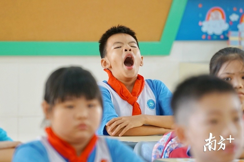 学生打哈欠的样子十分憨态可掬.梁素雅 摄