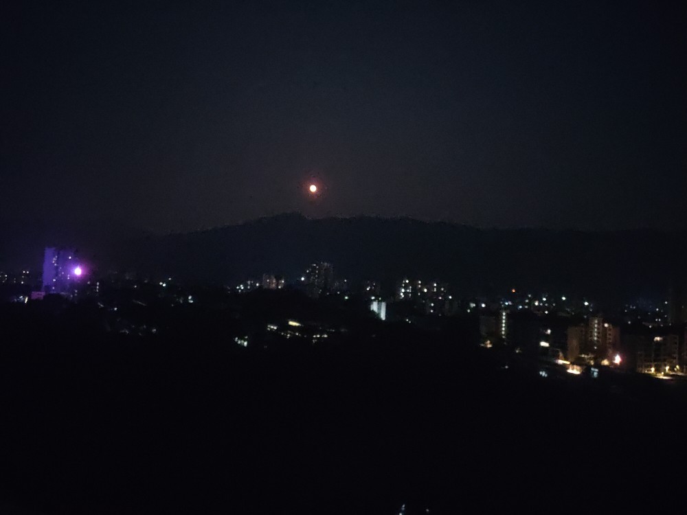 小君君|中元节前的夜晚月亮血红