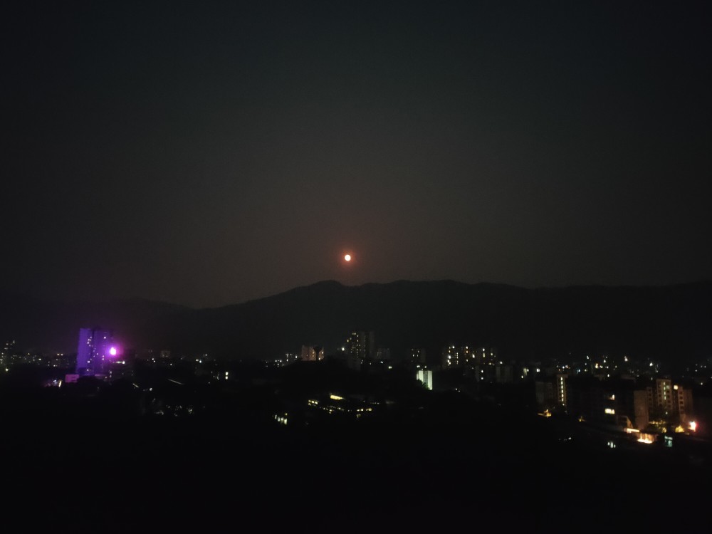 小君君|中元节前的夜晚月亮血红