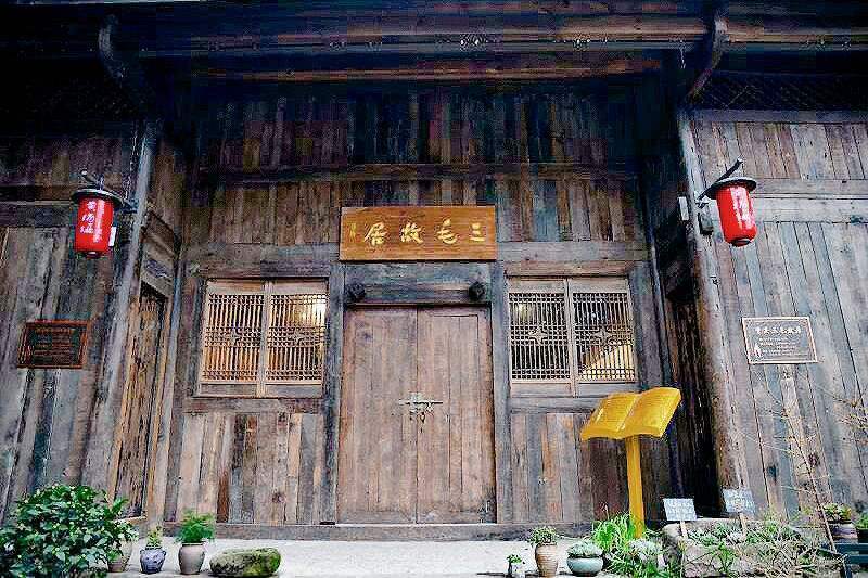 中最有地方代表性的建筑房屋就是:李奎安故居和三毛故居等名人古居