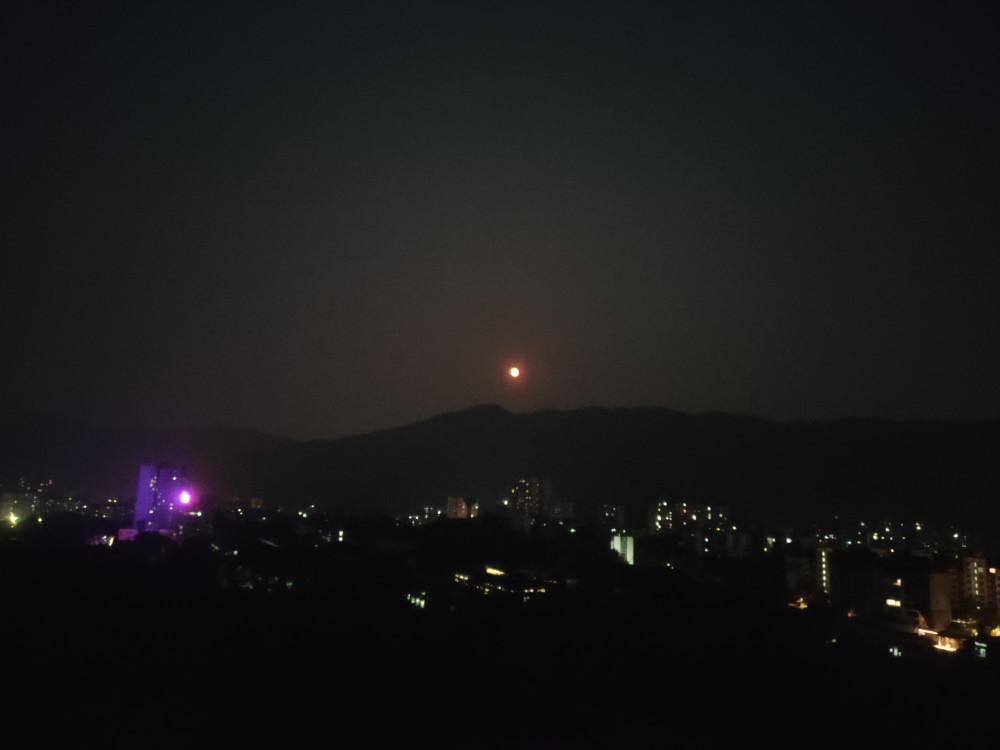 小君君|中元节前的夜晚月亮血红