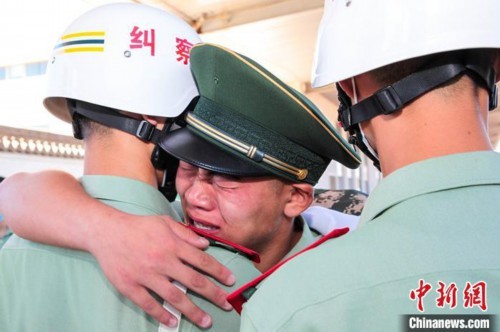 又是一年退伍季 武警官兵一曲《再见》送别老兵