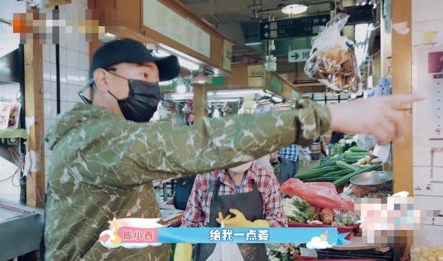 陈小春|陈小春为应采儿做催乳汤，从山鸡哥变煮夫，用擦碗布洗鱼却穿了帮