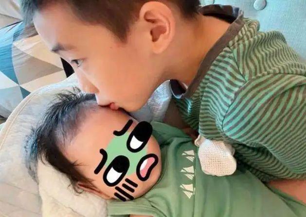 陈小春|陈小春为应采儿做催乳汤，从山鸡哥变煮夫，用擦碗布洗鱼却穿了帮