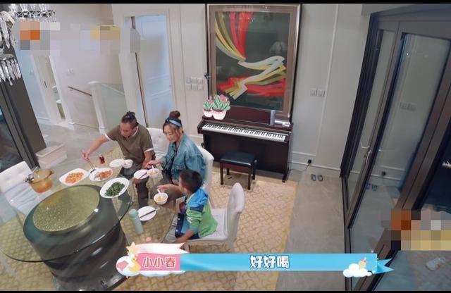 陈小春|陈小春为应采儿做催乳汤，从山鸡哥变煮夫，用擦碗布洗鱼却穿了帮