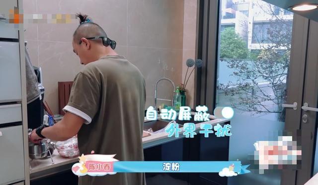 陈小春|陈小春为应采儿做催乳汤，从山鸡哥变煮夫，用擦碗布洗鱼却穿了帮