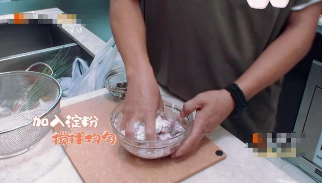 陈小春|陈小春为应采儿做催乳汤，从山鸡哥变煮夫，用擦碗布洗鱼却穿了帮