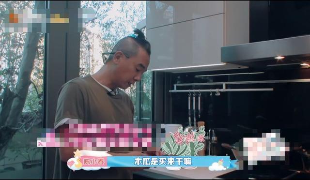 陈小春|陈小春为应采儿做催乳汤，从山鸡哥变煮夫，用擦碗布洗鱼却穿了帮