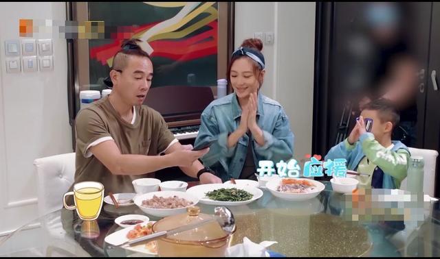 陈小春|陈小春为应采儿做催乳汤，从山鸡哥变煮夫，用擦碗布洗鱼却穿了帮