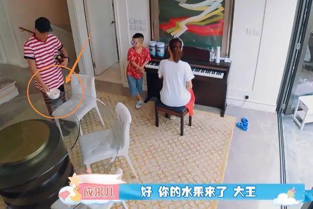 陈小春|陈小春为应采儿做催乳汤，从山鸡哥变煮夫，用擦碗布洗鱼却穿了帮