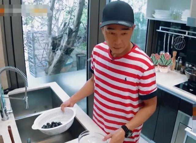 陈小春|陈小春为应采儿做催乳汤，从山鸡哥变煮夫，用擦碗布洗鱼却穿了帮