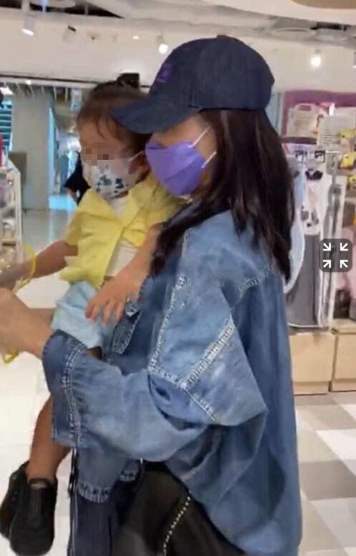 张柏芝|张柏芝带儿逛街，三胎正脸曝光太像哥哥，曾无意晒出老妈新婚戒？