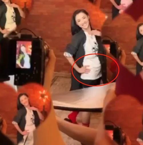 张柏芝|张柏芝带儿逛街，三胎正脸曝光太像哥哥，曾无意晒出老妈新婚戒？