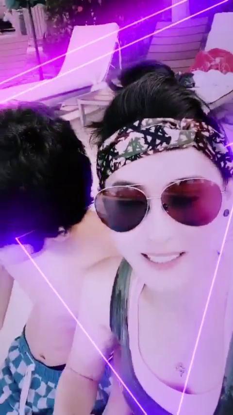 张柏芝|张柏芝带儿逛街，三胎正脸曝光太像哥哥，曾无意晒出老妈新婚戒？