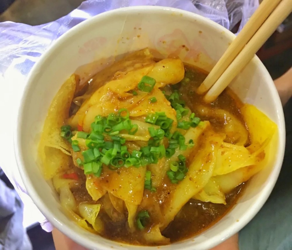 黄石土豆片好吃的秘密全在秘制酱料上,浓稠的酱汁咸中带点微辣,包裹在