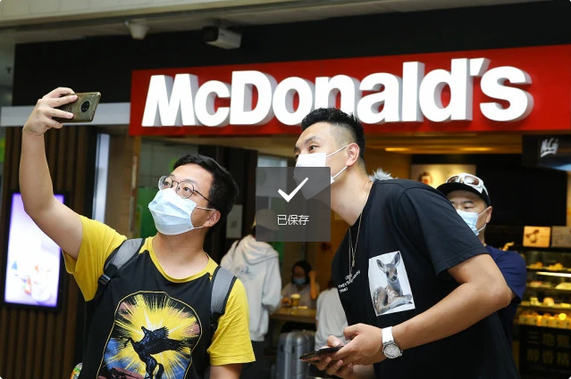 暖心!李慕豪到达机场翟晓川前往接机,球迷横幅太有爱